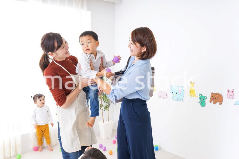 幼稚園のお迎えに行くお母さん