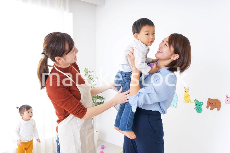 幼稚園のお迎えに行くお母さん