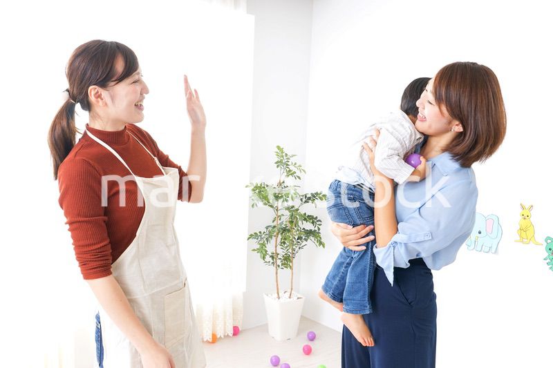 幼稚園の送り迎えをするお母さん