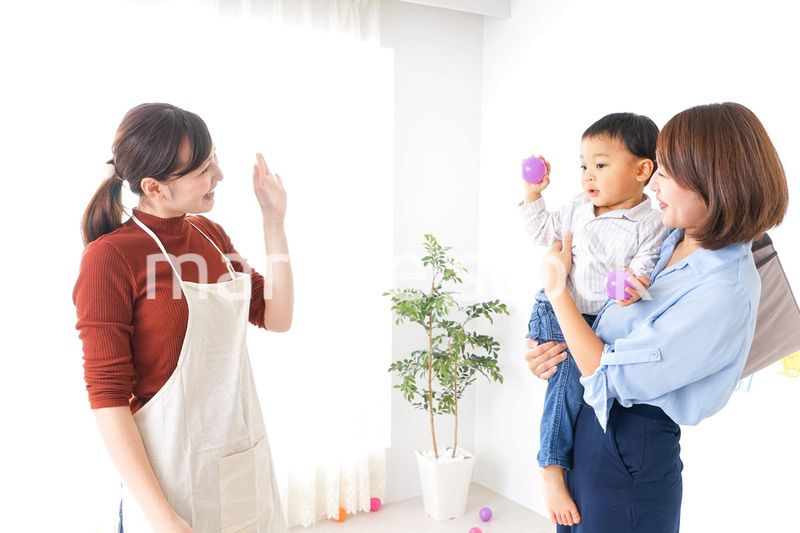 幼稚園の送り迎えをするお母さん