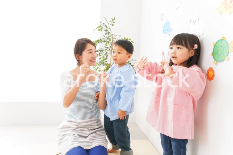 幼稚園の先生と子ども