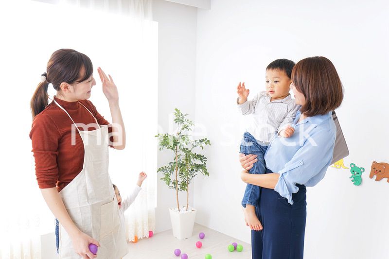 幼稚園のお迎えに行くお母さん