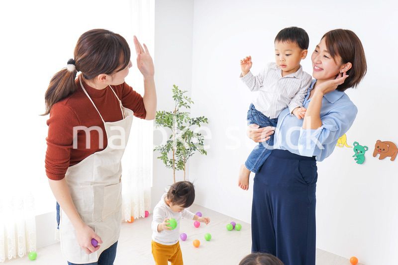 幼稚園のお迎えに行くお母さん