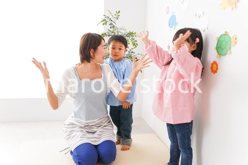 幼稚園の先生と子ども