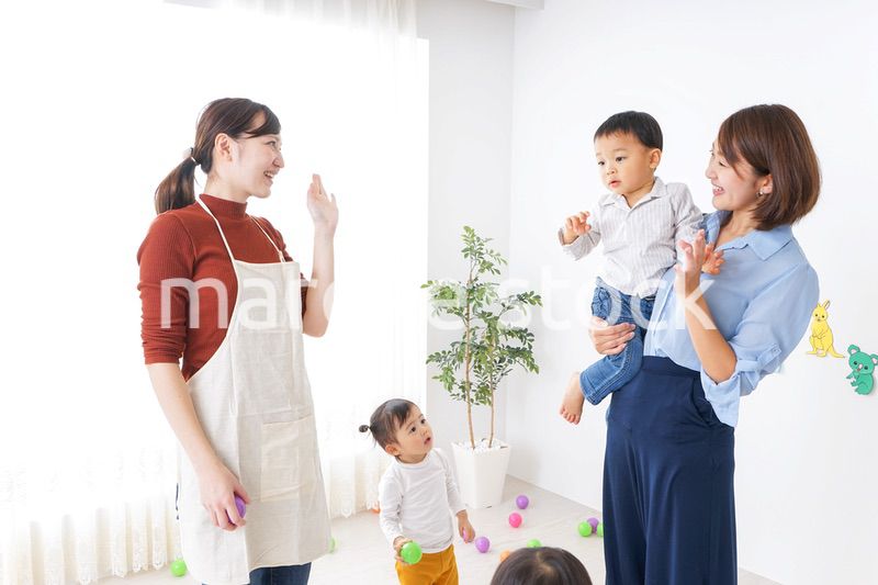 幼稚園のお迎えに行くお母さん