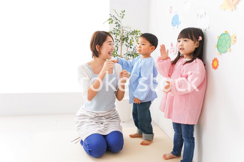 幼稚園の先生と子ども