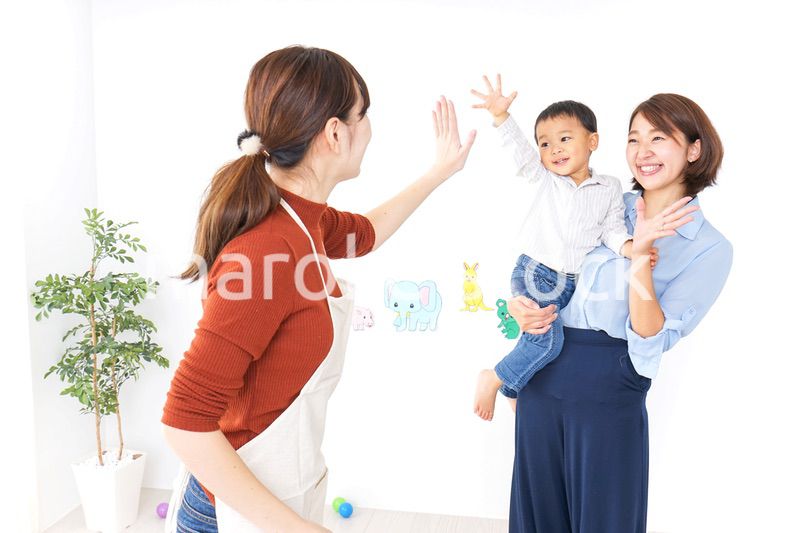 幼稚園の送り迎えをするお母さん