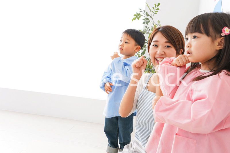 幼稚園の先生と子ども