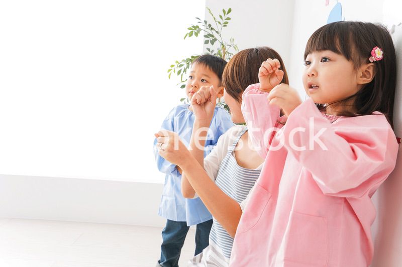 幼稚園の先生と子ども