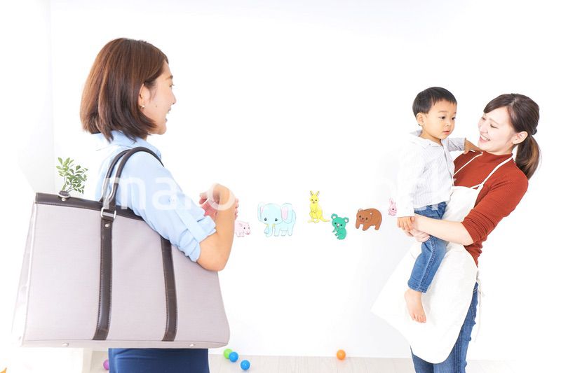 幼稚園の送り迎えをするお母さん