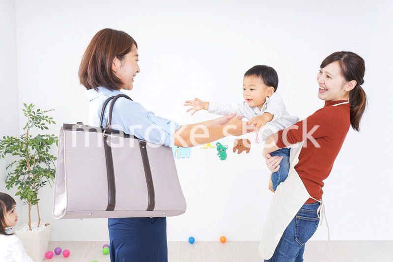 幼稚園のお迎えに行くお母さん