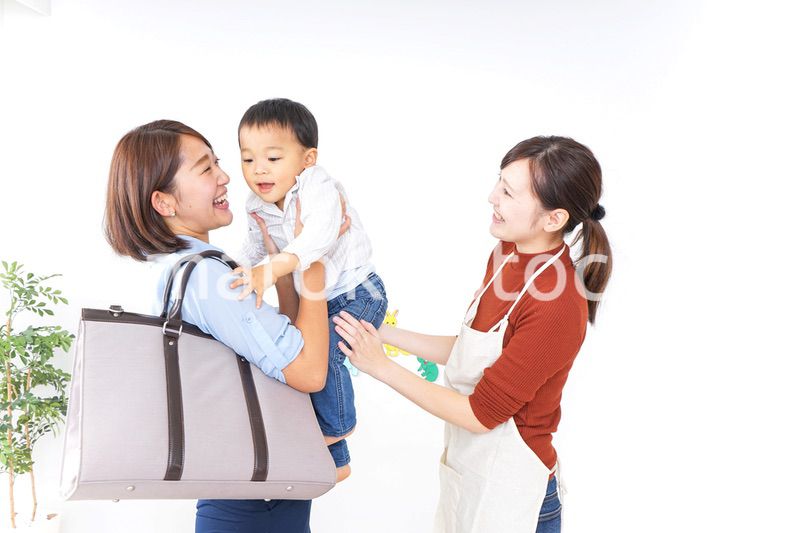 幼稚園の送り迎えをするお母さん