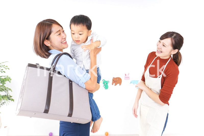 幼稚園の送り迎えをするお母さん