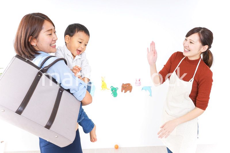 幼稚園の送り迎えをするお母さん