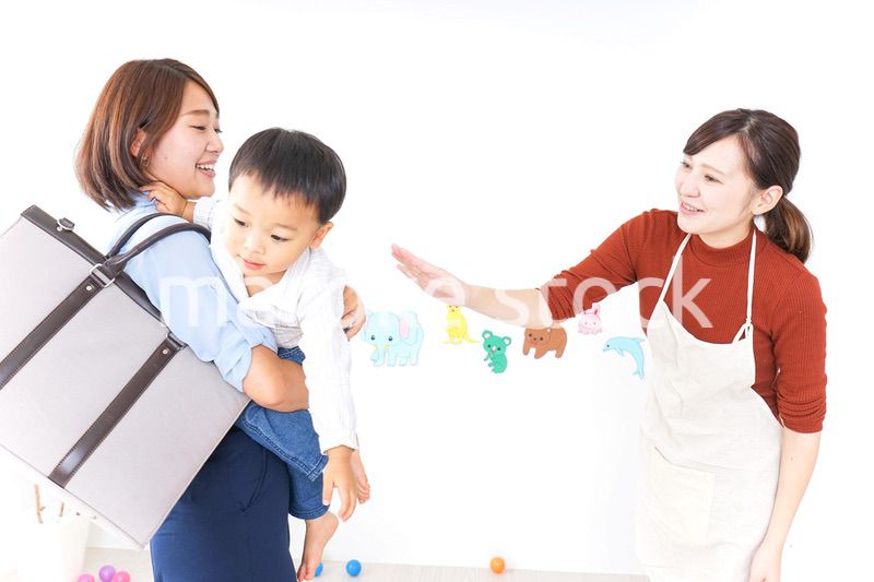 幼稚園の送り迎えをするお母さん