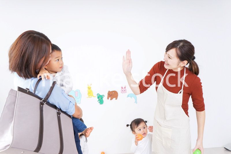 幼稚園のお迎えに行くお母さん