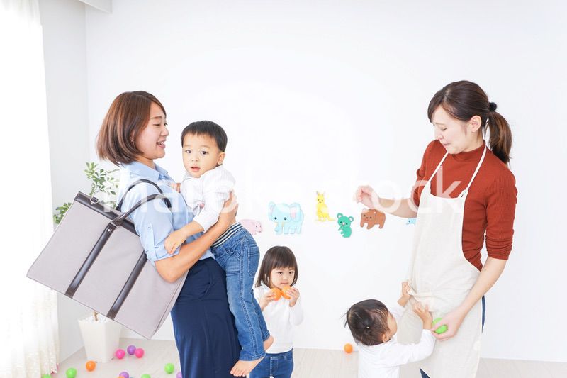 幼稚園のお迎えに行くお母さん