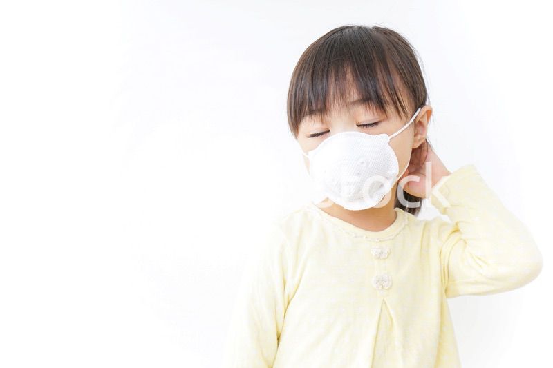 マスクをする子ども
