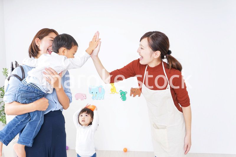 幼稚園のお迎えに行くお母さん