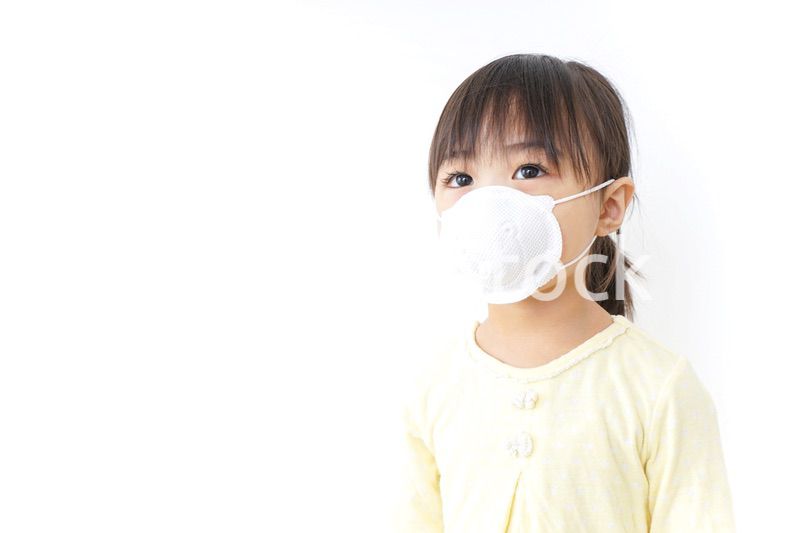 マスクをする子ども