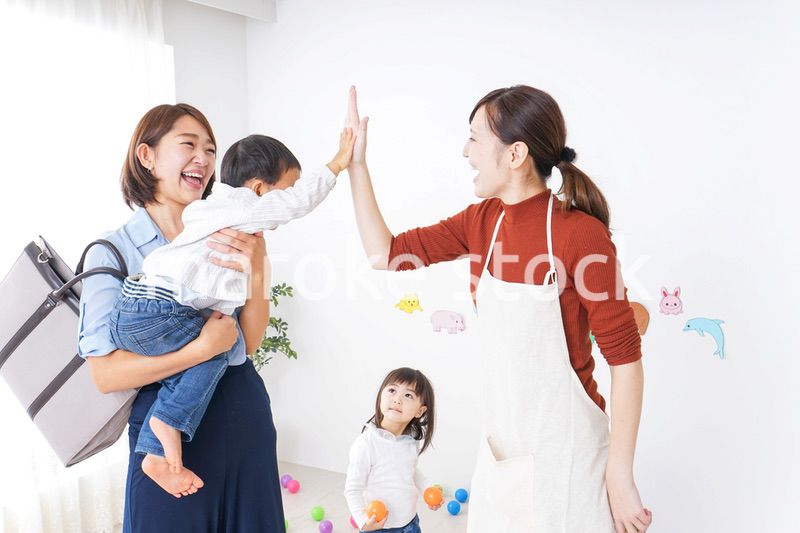 幼稚園のお迎えに行くお母さん