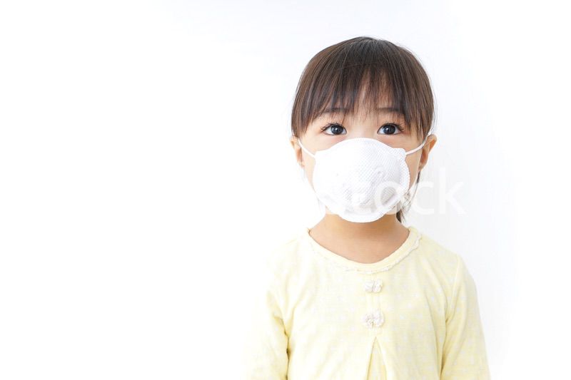 マスクをする子ども