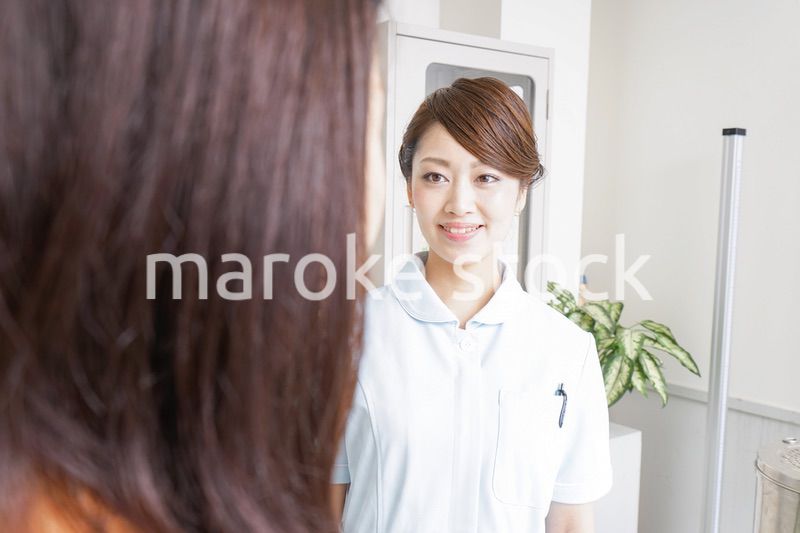 病院に勤務する医師と看護師