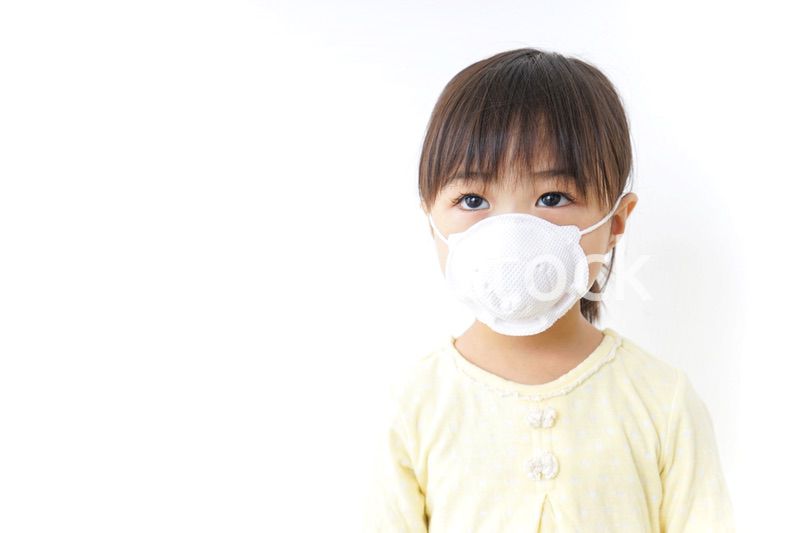 マスクをする子ども