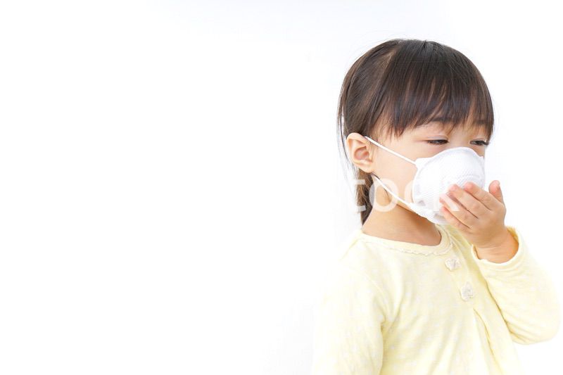 マスクをする子ども