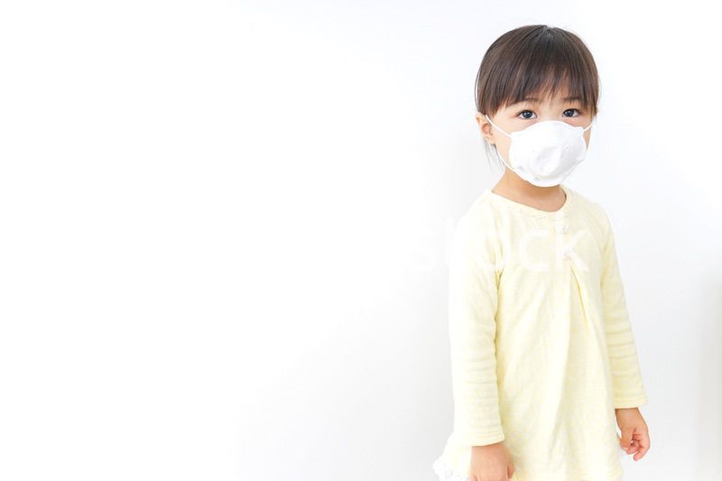 マスクをする子ども