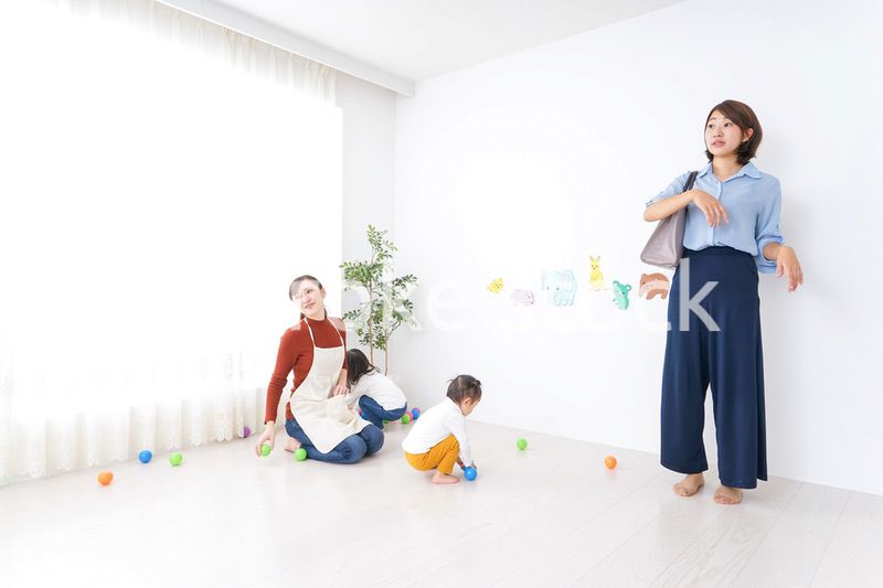 幼稚園のお迎えに行くお母さん