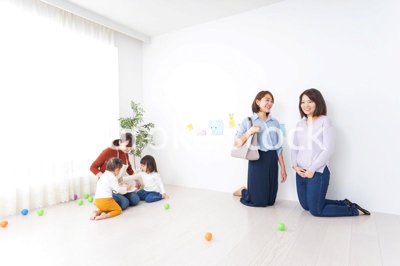 幼稚園の送り迎えをするビジネスウーマン