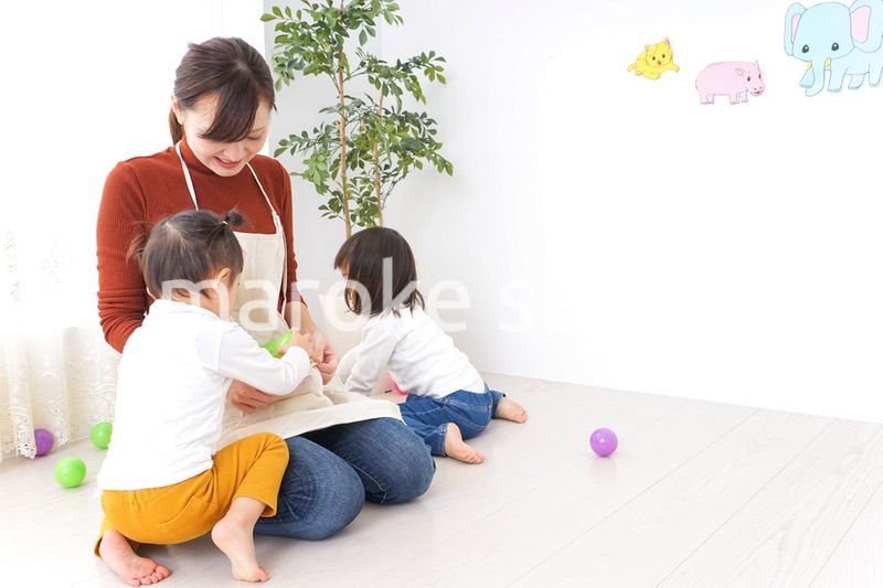 幼稚園で遊ぶ子ども