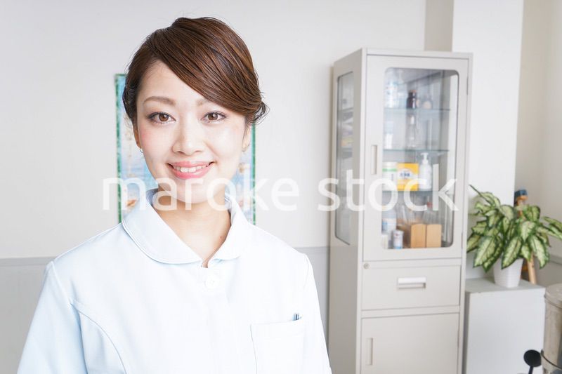 回診をするナース