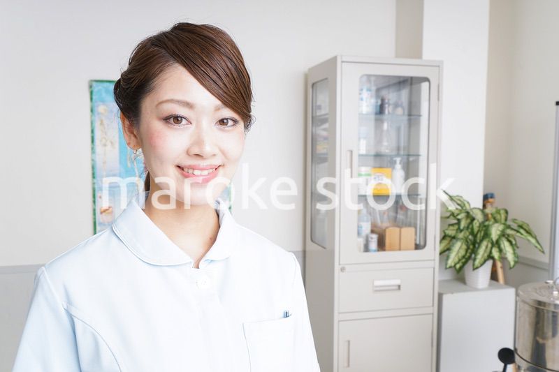 回診をするナース