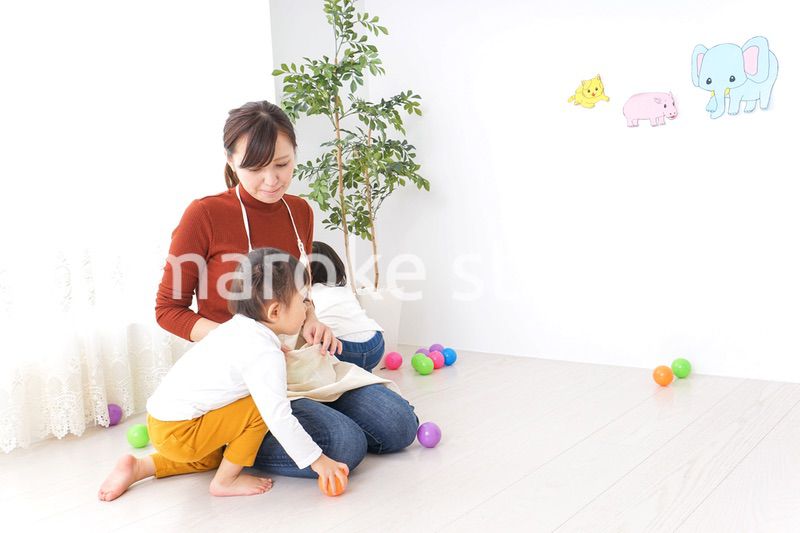 幼稚園で遊ぶ子ども