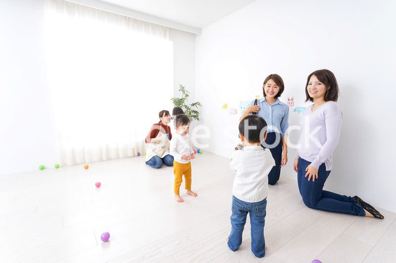 幼稚園の送り迎えをするビジネスウーマン