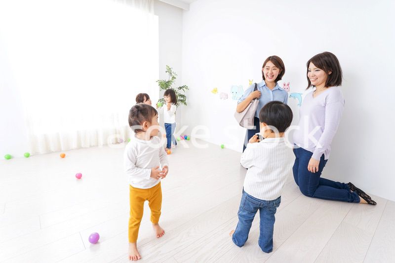 幼稚園の送り迎えをするビジネスウーマン