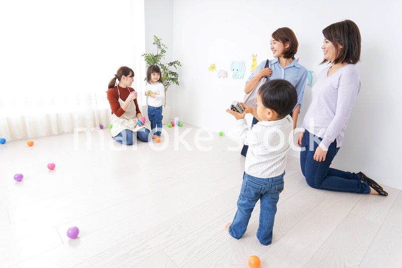 幼稚園の送り迎えをするビジネスウーマン