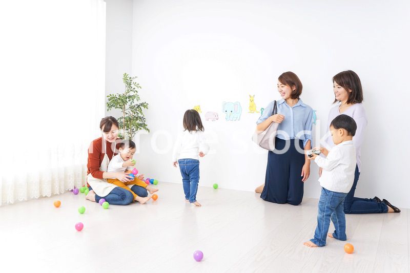 幼稚園の送り迎えをするビジネスウーマン