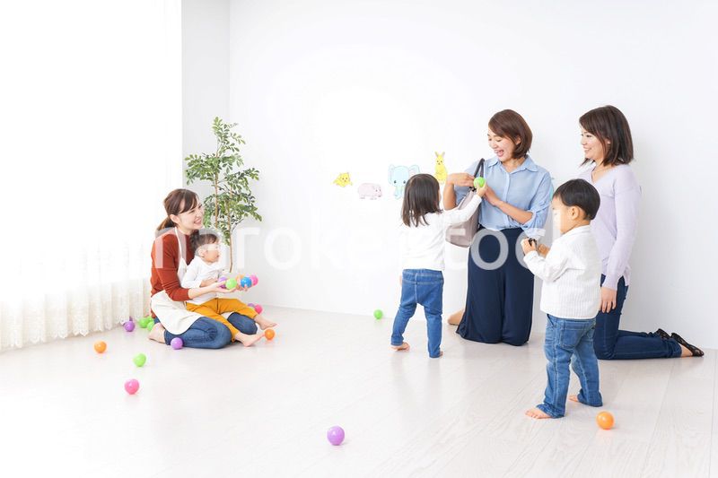 幼稚園の送り迎えをするビジネスウーマン