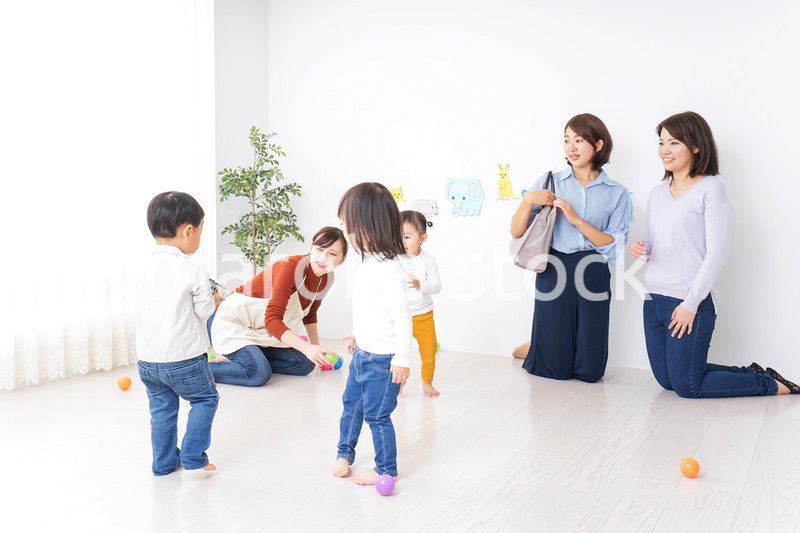 幼稚園の送り迎えをするビジネスウーマン