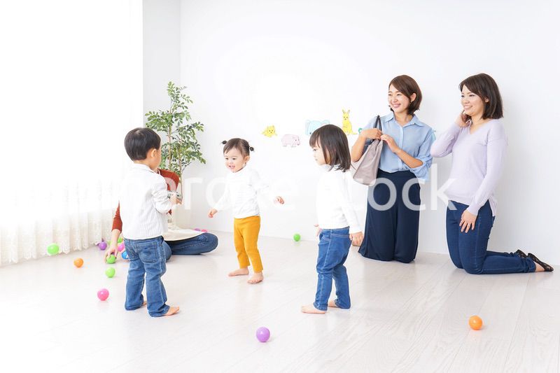 幼稚園の送り迎えをするビジネスウーマン