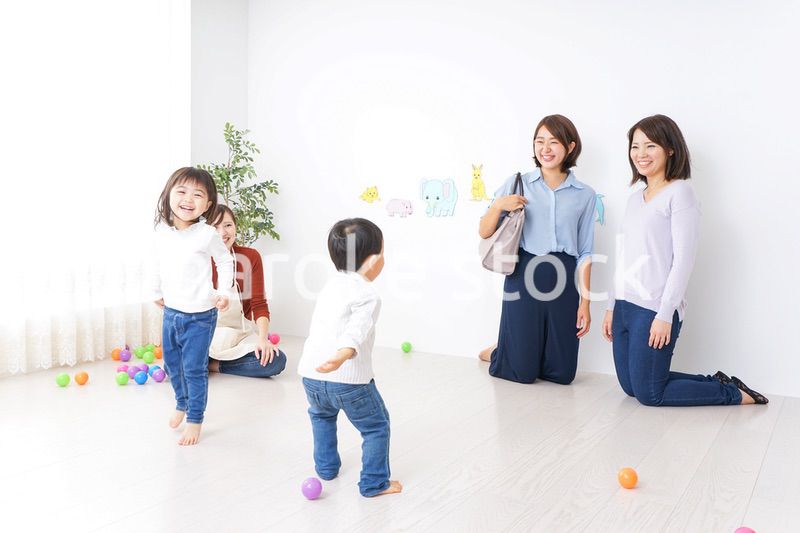 幼稚園の送り迎えをするビジネスウーマン