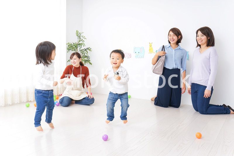 幼稚園の送り迎えをするビジネスウーマン