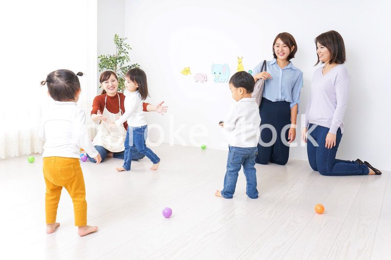 幼稚園の送り迎えをするビジネスウーマン