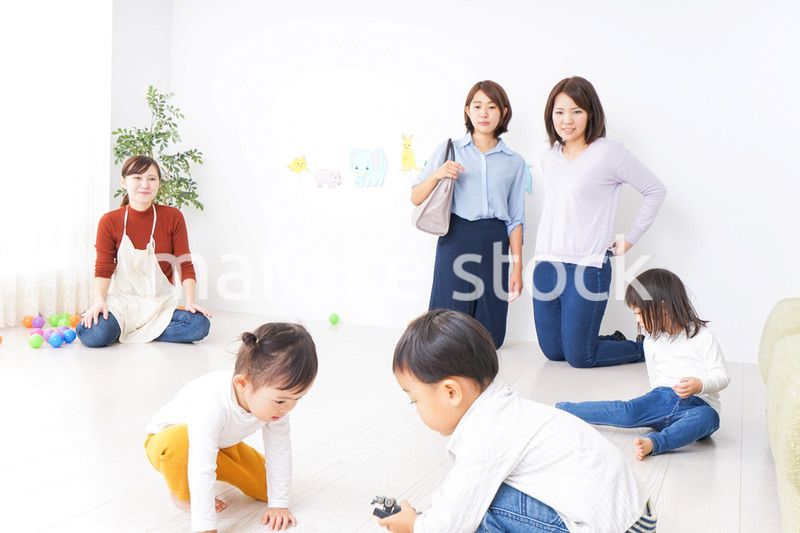 幼稚園の送り迎えをするビジネスウーマン