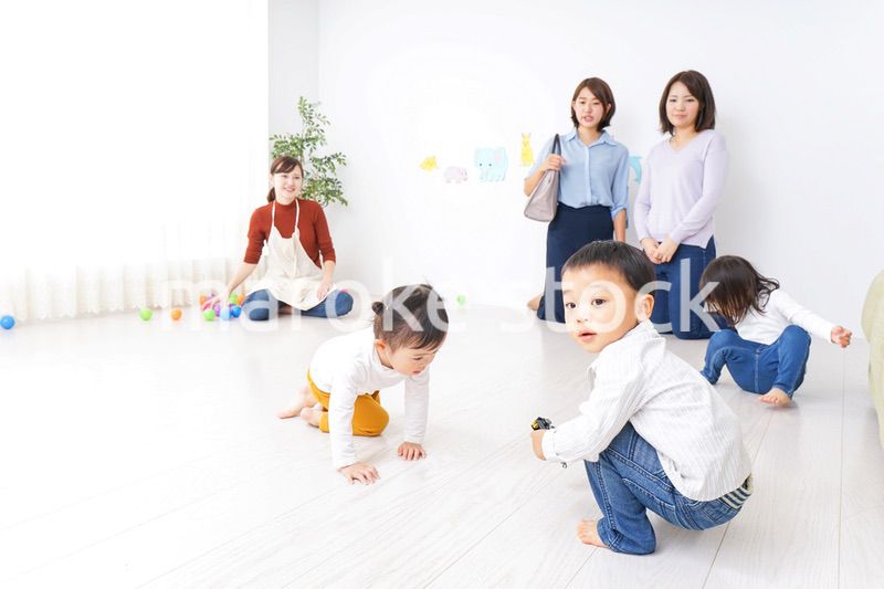 幼稚園の送り迎えをするビジネスウーマン