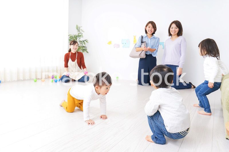 幼稚園の送り迎えをするビジネスウーマン