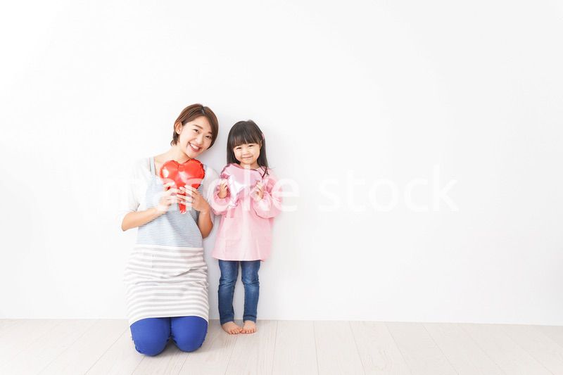 ハートを持つ笑顔の親子